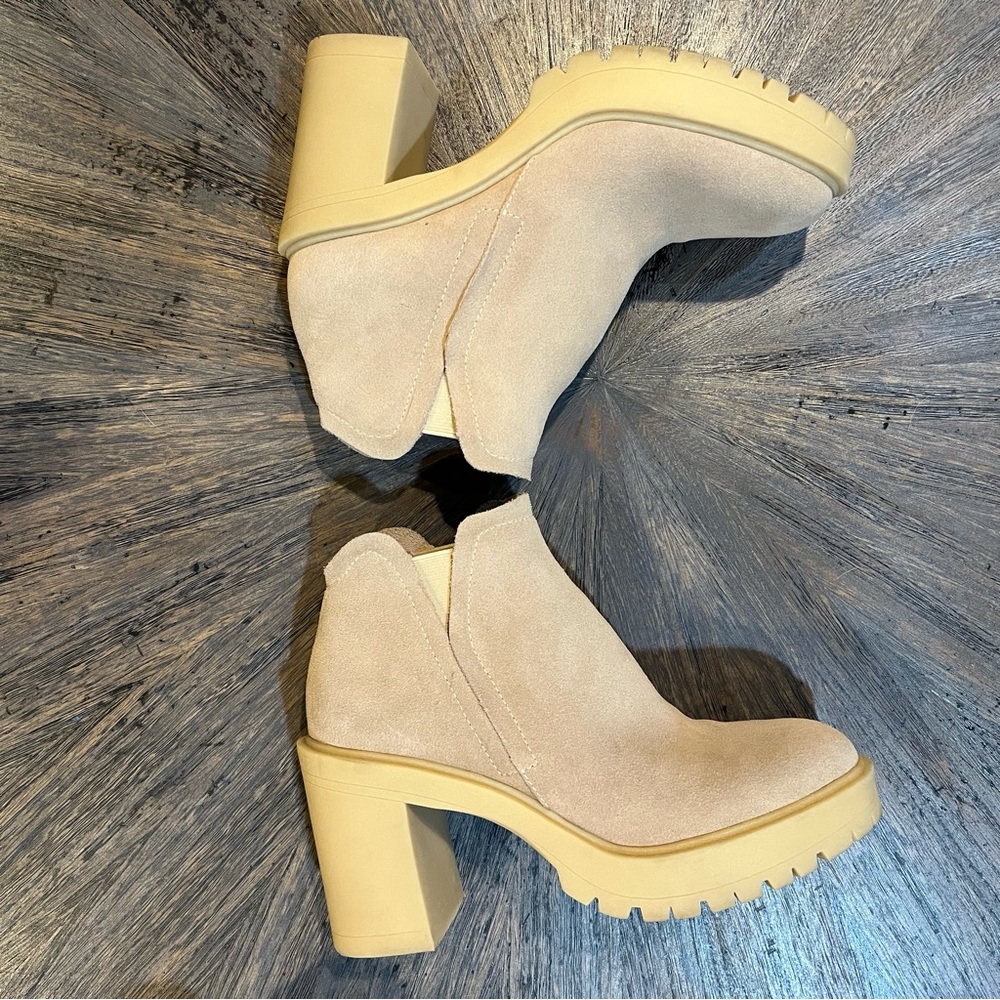 Dolce Vita Women's Light Sand Suede Lug Sole‎ Platform Ankle Booties. Size 8.5 - Picture 2 of 12